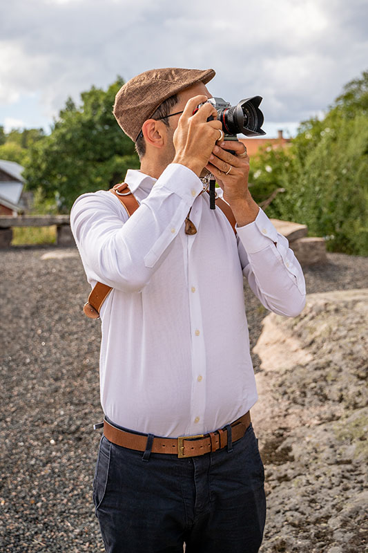 Aarón Blanco Tejedor taking a photo outside in a natural setting.